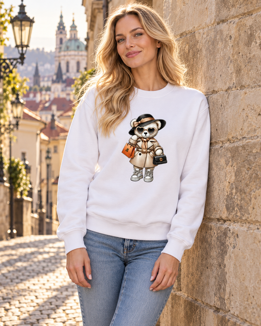 Žena v bílé mikině s medvídkem Miss Bear na Malé Straně v Praze.