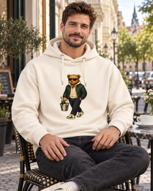 Pánská mikina s medvídkem Champagne Weekend Bear – mandlová, na modelovi v Praze