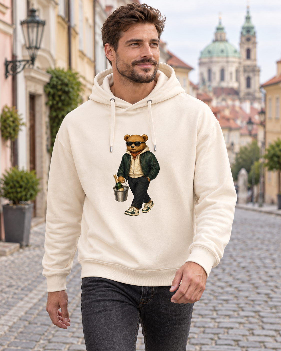 Pánská mikina s medvídkem Champagne Weekend Bear – mandlová, na modelovi v Praze