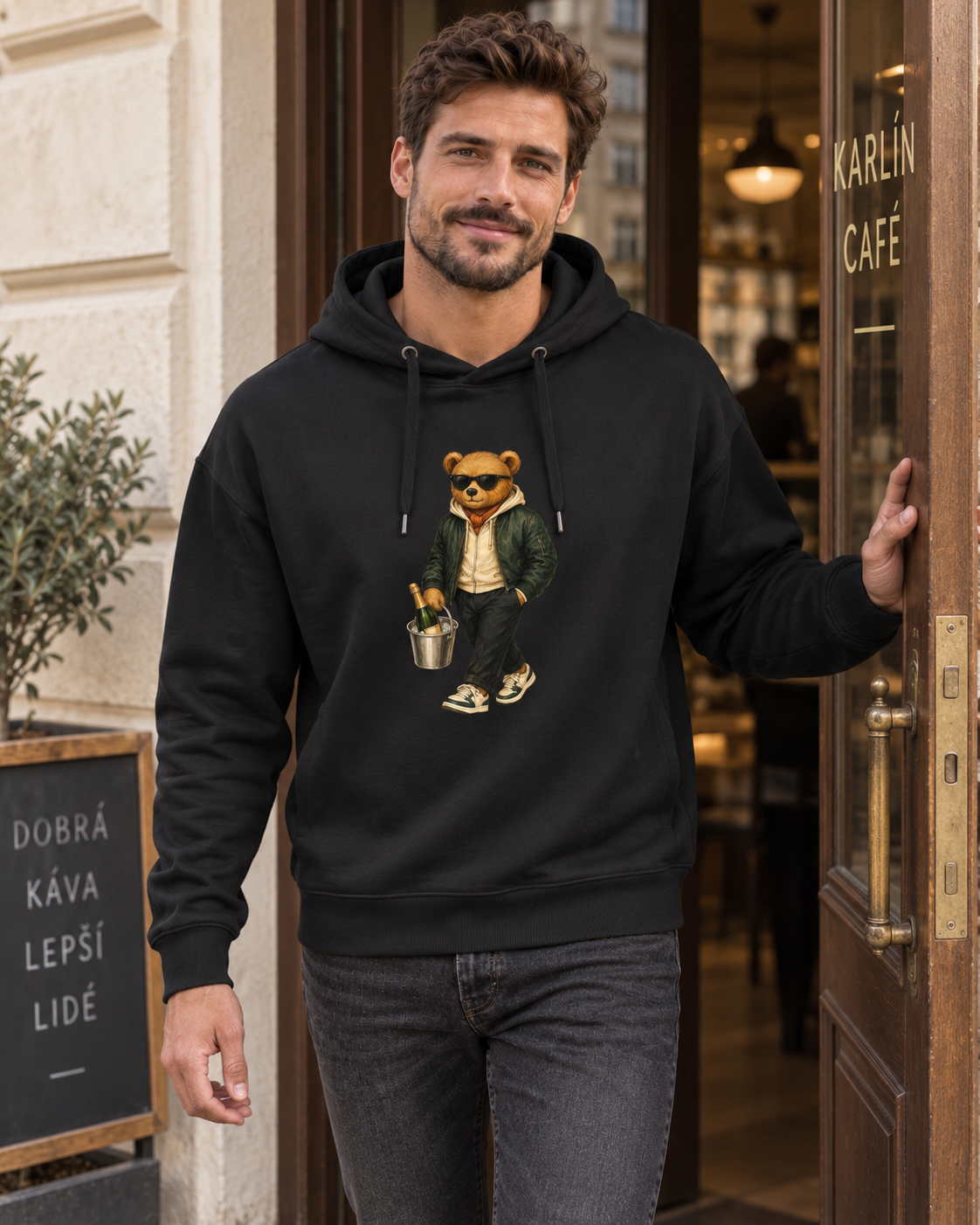 Pánská mikina s medvídkem Champagne Weekend Bear – černá, na modelovi v Praze