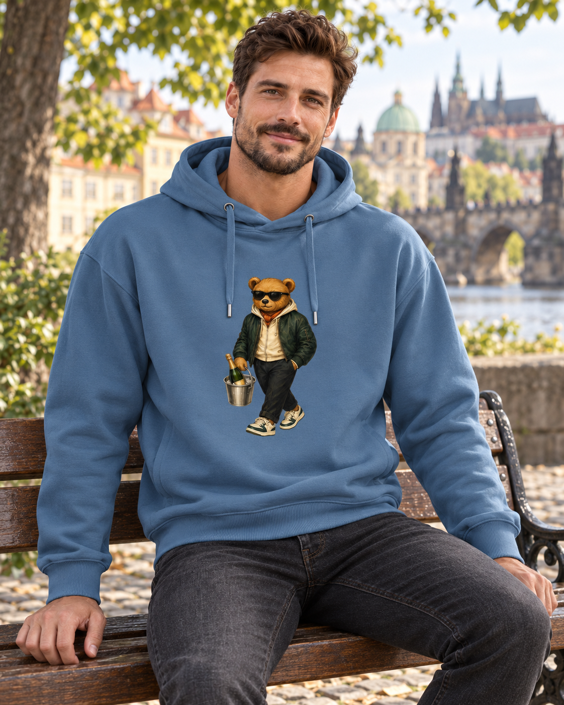 Pánská mikina s medvídkem Champagne Weekend Bear – denimová, na modelovi v Praze
