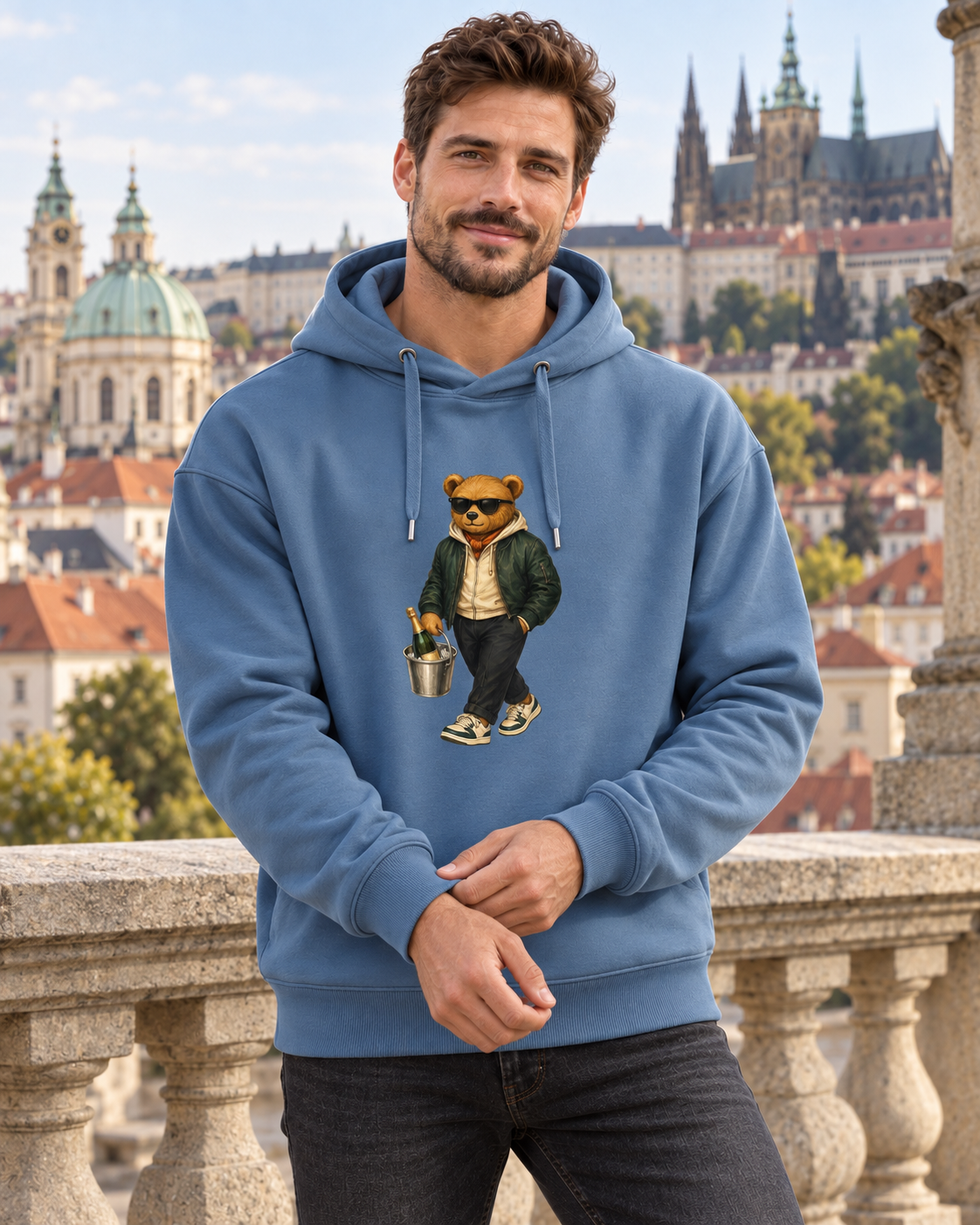 Pánská mikina s medvídkem Champagne Weekend Bear – denimová, na modelovi v Praze