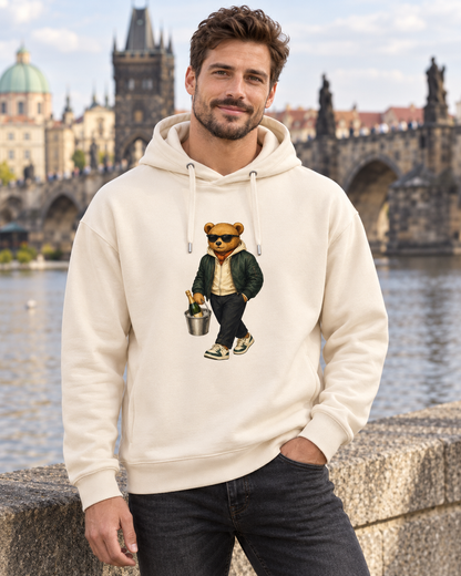 Pánská mikina s medvídkem Champagne Weekend Bear – mandlová, na modelovi v Praze