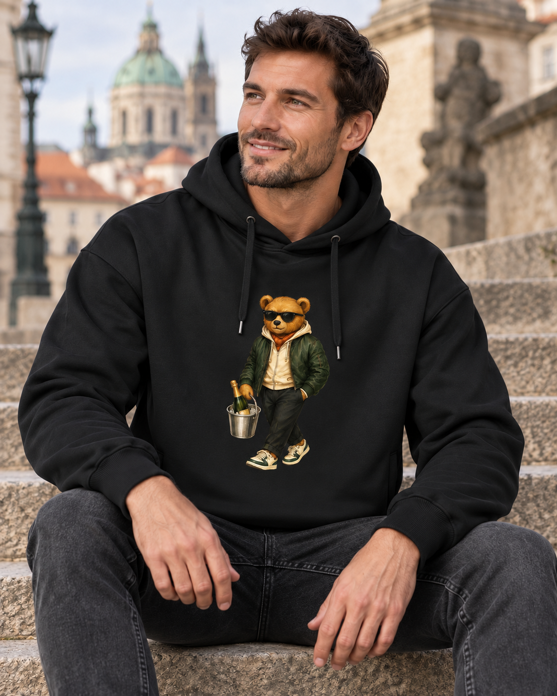 Pánská mikina s medvídkem Champagne Weekend Bear – černá, na modelovi v Praze