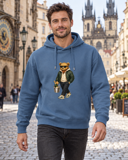 Pánská mikina s medvídkem Champagne Weekend Bear – denimová, na modelovi v Praze