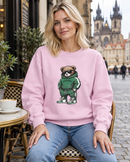 Žena v růžové mikině s medvídkem My Keepsake při posezení v pražské kavárně.