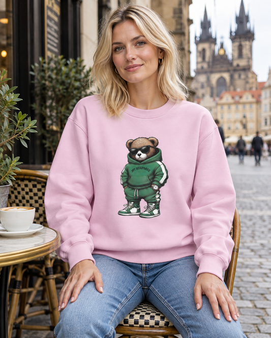 Žena v růžové mikině s medvídkem My Keepsake při posezení v pražské kavárně.