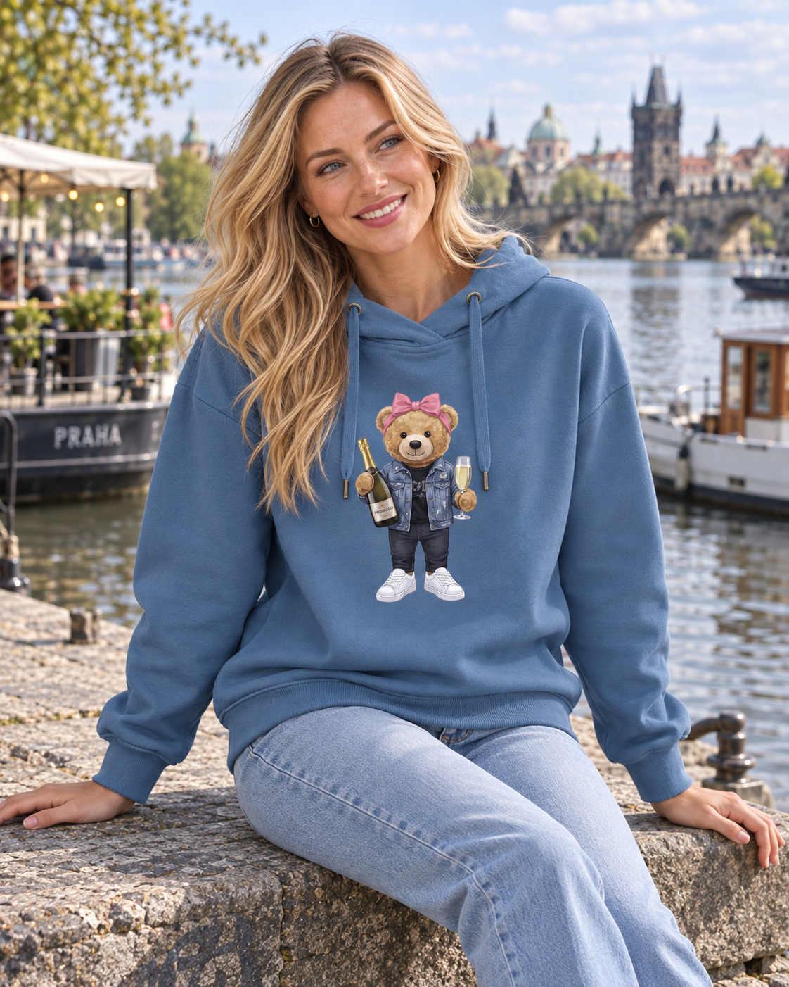 Dámská mikina s medvídkem Prosecco Girl – denimová, na modelce v Praze