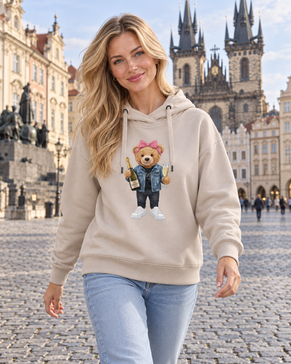 Dámská mikina s medvídkem Prosecco Girl – šedá, na modelce v Praze