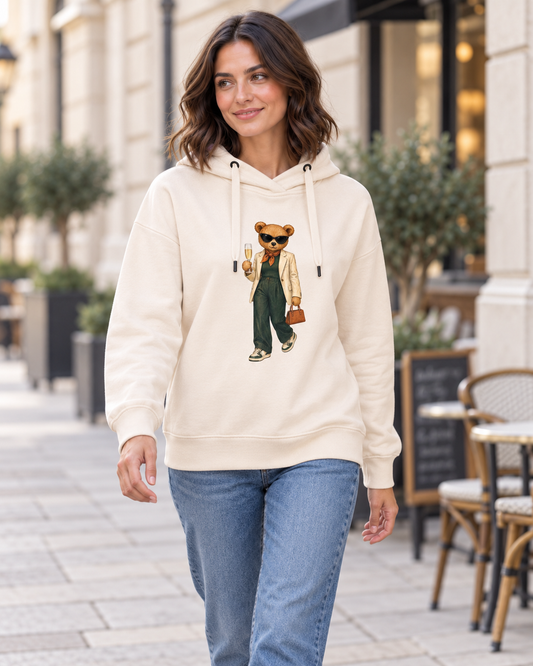 Dámská mikina s medvídkem Prosecco Mood – mandlová, na modelce při chůzi