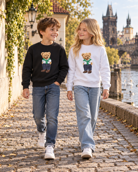 Chlapec v černé a dívka v bílé dětské mikině Street Bear při procházce Prahou.