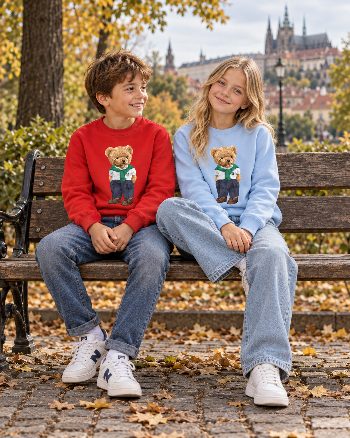 Chlapec v červené a dívka ve světle modré mikině Street Bear společně v pražském parku.