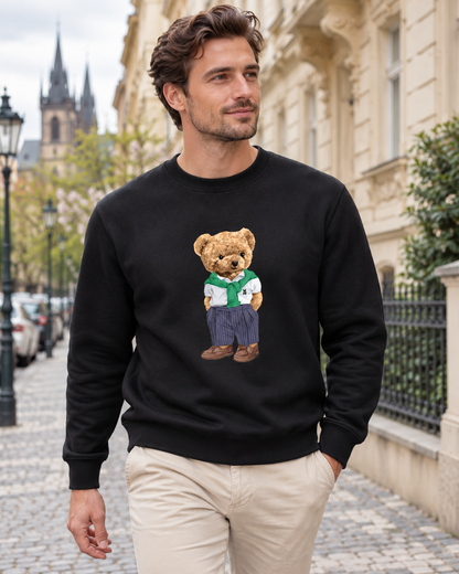 Muž v černé mikině s medvídkem Street Bear při procházce Prahou.
