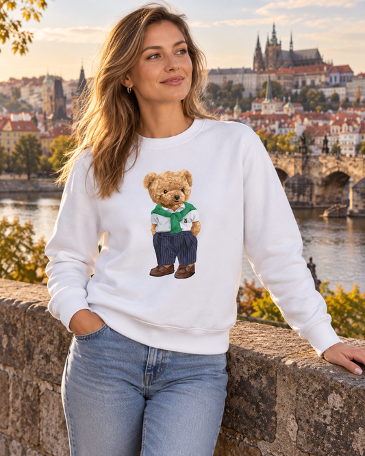 Žena v bílé mikině s medvídkem Street Bear s výhledem na Prahu.