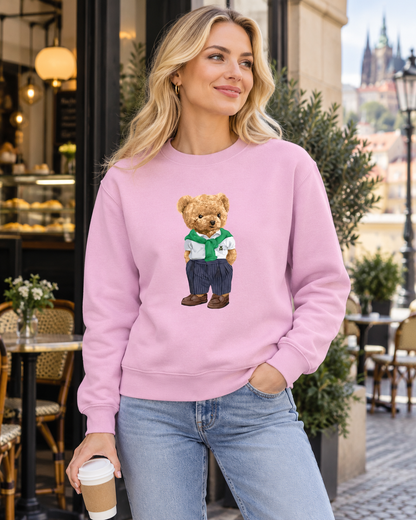 Žena v růžové mikině s medvídkem Street Bear u pražské kavárny.