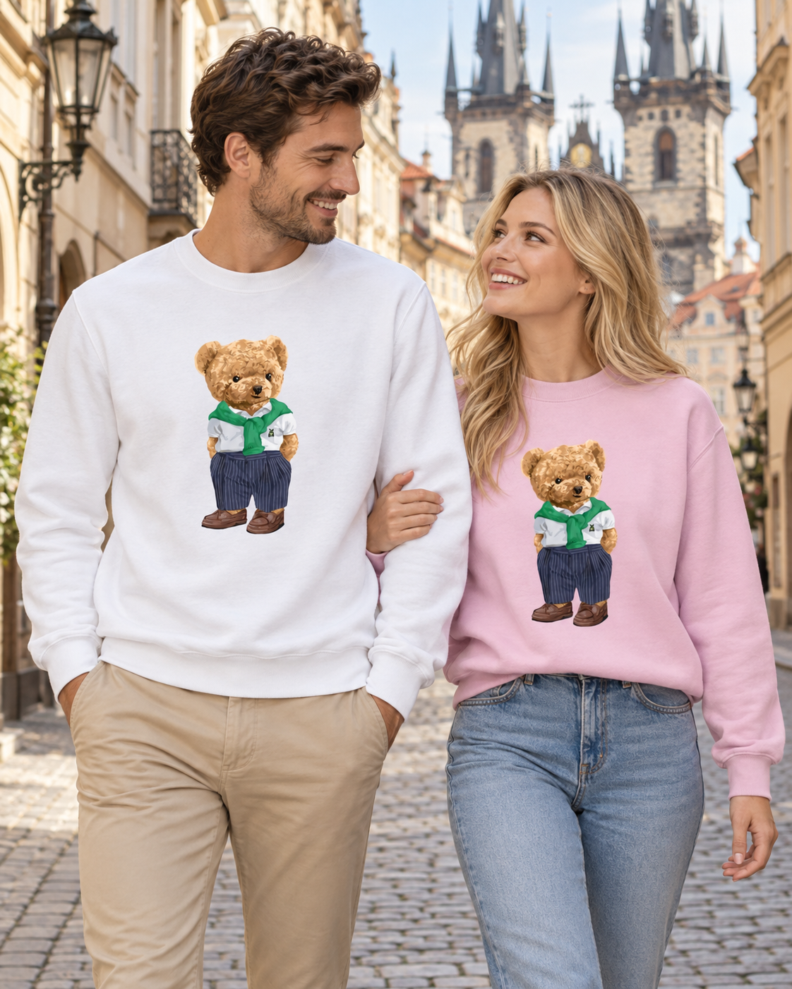 Muž v bílé a žena v růžové mikině Street Bear při procházce Prahou.