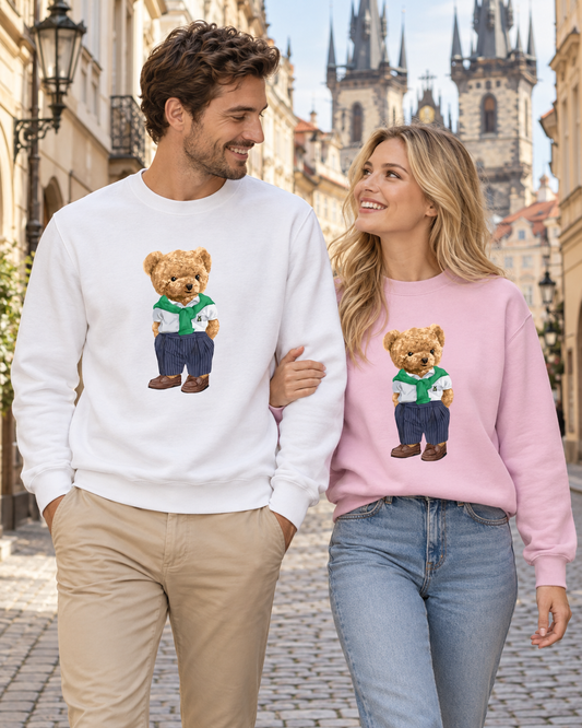 Muž v bílé a žena v růžové mikině Street Bear při procházce Prahou.